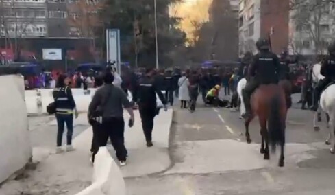 Συμπλοκές οπαδών της Μπενφίκα  με την ισπανική αστυνομία έξω από το Μπερναμπέου, βίντεο 