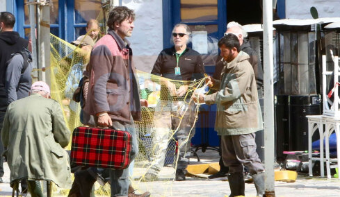 Ο Μπραντ Πιτ εν δράσει στο λιμάνι της Ύδρας: Η vintage βαλίτσα, το γύρισμα με το ιπτάμενο δελφίνι και το παρασκήνιο, δείτε εικόνες και βίντεο