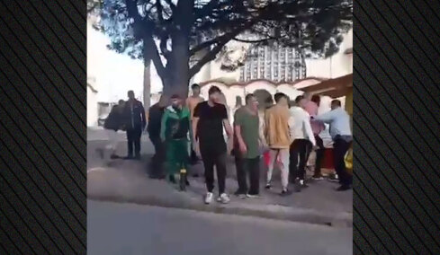 Νέο βίντεο από Γαστούνη: Οι Ρομά συνεχίζουν να βανδαλίζουν το περίπτερο ακόμη και μετά την άφιξη της Αστυνομίας
