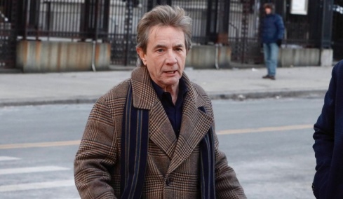 O Μάρτιν Σορτ αναβάλλει τις κωμικές παραστάσεις μετά την αυτοκτονία της κόρης του