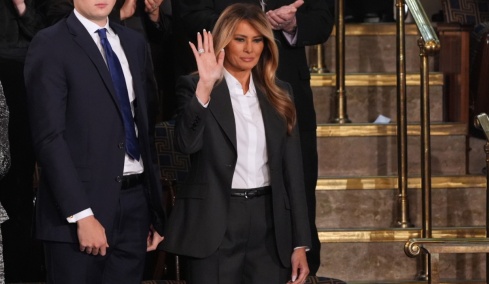 Με γκρι κοστούμι Dolce & Gabbana η Μελάνια Τραμπ στην ομιλία για την Κατάσταση της Ένωσης, δείτε βίντεο