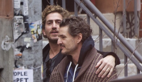 Η βόλτα του Πέδρο Πασκάλ με τον Ραφαέλ Ολάρα που έριξε ξανά «λάδι στη φωτιά» για τη σχέση τους, δείτε βίντεο και φωτογραφίες