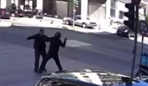 Αχαρνών: Η στιγμή του άγριου καβγά για την προτεραιότητα - Ο 41χρονος επιτέθηκε με κράνος, ο 70χρονος απάντησε με μαχαίρι