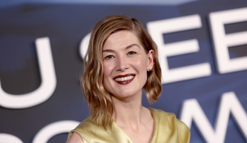 Ρόζαμουντ Πάικ: Η «μεγάλη συζήτηση» που έκανε με τον άντρα της για την έμφυλη βία