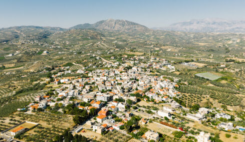 Μια διαδρομή στην ενδοχώρα του Ηρακλείου: Αρχαίοι μύθοι, αμπέλια και μινωικά μνημεία
