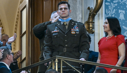 Ο Τραμπ τίμησε πιλότο που τραυματίστηκε στην επιχείρηση κατά Μαδούρο: «Δέχτηκε τέσσερις πυροβολισμούς που διέλυσαν το πόδι του»