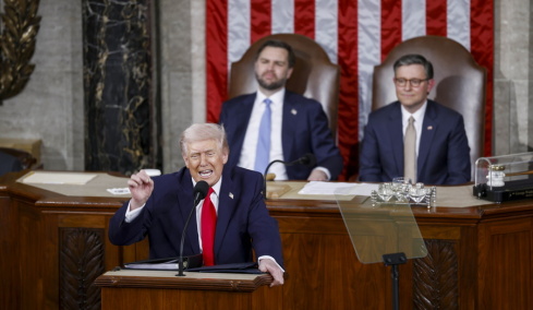 Ο Τραμπ χρίζει τον Βανς «αρχιστράτηγο» στον πόλεμο κατά της απάτης σε βάρος της πρόνοιας και στοχοποιεί μετανάστες