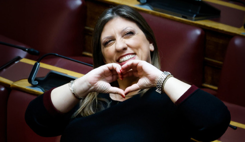 Η Ζωή Κωνσταντοπούλου το ξαναγύρισε στις καρδιές αφού «πλακώθηκε» στη Βουλή με τον Δημήτρη Μαρκόπουλο 