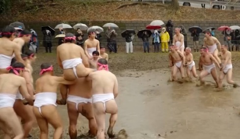 Έθιμο 200 χρόνων στην Ιαπωνία: Άντρες φορούν μόνο τα εσώρουχά τους και παλεύουν μέσα στο κρύο και τη λάσπη... για καλή σοδειά