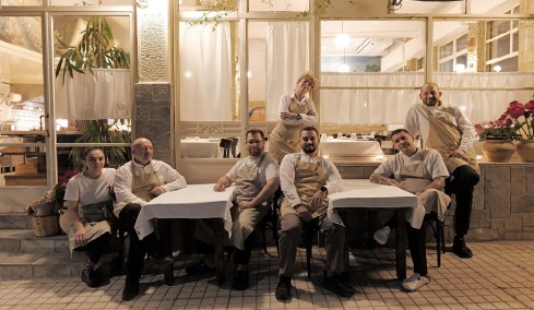 Ταβέρνα των Φίλων: Όταν η παράδοση γίνεται ομαδική υπόθεση
