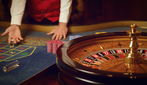 Πρόστιμα έως 800.000 ευρώ, αυτόματο «κλείδωμα» ιστοτόπων και κάθειρξη έως 10 έτη: Όλα όσα προβλέπει το νομοσχέδιο για τον παράνομο τζόγο