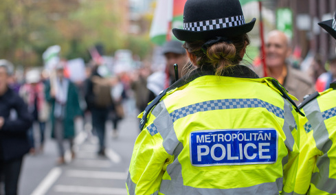 Αστυνομικός στη Βρετανία απολύθηκε, για 2 μήνες παρίστανε ότι δούλευε από το σπίτι χρησιμοποιώντας μια κορνίζα