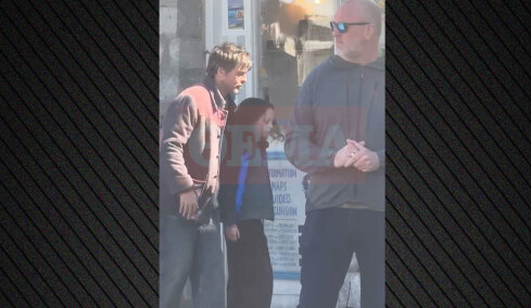 Ο Μπραντ Πιτ και η «κόρη» του αγοράζουν εισιτήρια από τα εικονικά εκδοτήρια της Ύδρας, δείτε νέα βίντεο από τα γυρίσματα