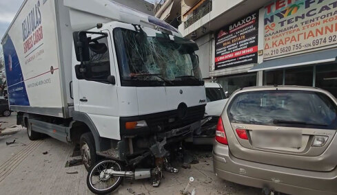 Φορτηγό πήρε σβάρνα σταθμευμένα ΙΧ και μηχανές στη Θηβών: Ατελείωτο πάρκινγκ ο Κηφισός, στο κόκκινο το κέντρο της Αθήνας