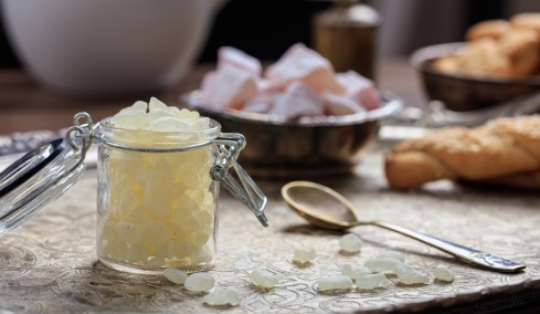 Βοηθά η μαστίχα στη χώνεψη; Όσα αξίζει να ξέρουμε για τα ελληνικά χωνευτικά αφεψήματα