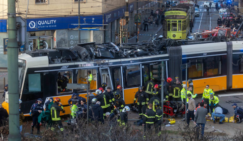 Σε λιποθυμία του οδηγού φέρεται να οφείλεται ο εκτροχιασμός του τραμ στο Μιλάνο, με δύο νεκρούς και σαράντα τραυματίες: Βίντεο και φωτογραφίες