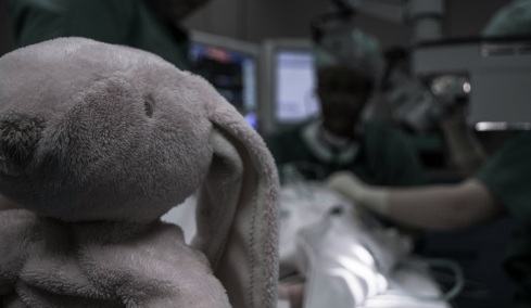 4χρονο αγόρι που περίμενε μόνο στο νοσοκομείο να κάνει επέμβαση καρδιάς υιοθετήθηκε από τη γιατρό του
