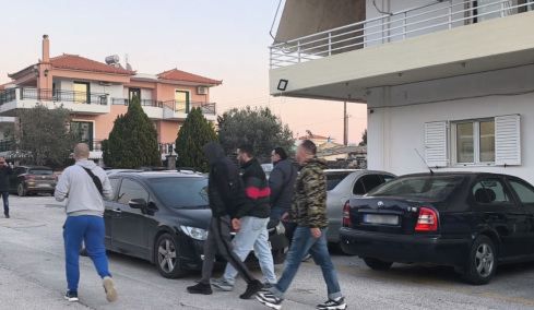 Συνελήφθη ανήλικος για το θανάσιμο μαχαίρωμα του 17χρονου στο Λουτράκι: «Ήρθα να παραδοθώ, είμαι αυτός που ψάχνετε» είπε στους αστυνομικούς