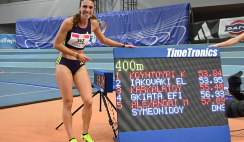Πανελλήνιο πρωτάθλημα κλειστού στίβου: Η Ελένη Ιακωβάκη κατέρριψε πανελλήνιο ρεκόρ στα 400μ το οποίο κρατούσε 36 χρόνια, βίντεο 