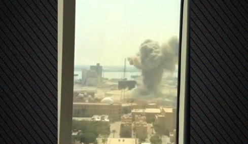 «Ω γαμώτο», η στιγμή που Αμερικανός καταγράφει από το σπίτι του τον βομβαρδισμό του 5ου Στόλου στο Μπαχρέιν - Δείτε βίντεο