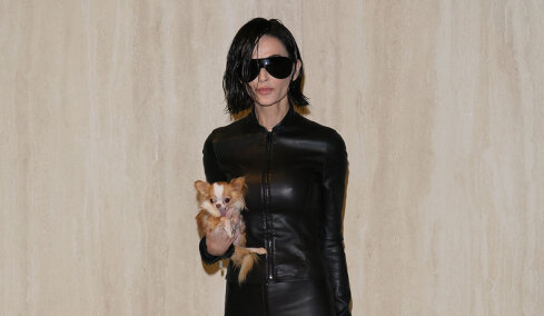 Ντέμι Μουρ: Αγνώριστη με κοντά μαλλιά και δερμάτινο σύνολο στην Εβδομάδα Μόδας του Μιλάνου