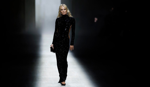 Η Κέιτ Μος περπάτησε στην πασαρέλα της Εβδομάδας Μόδας του Μιλάνου με αστραφτερό, αποκαλυπτικό φόρεμα
