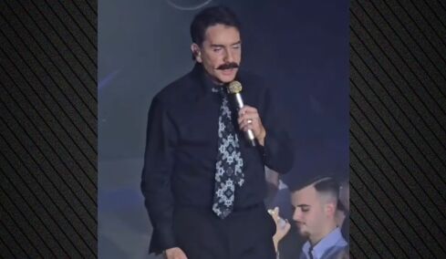 Ο Γιώργος Μαζωνάκης εμφανίστηκε με μουστάκι στη σκηνή, δείτε βίντεο