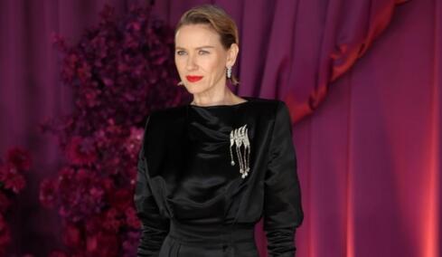 Ναόμι Γουότς: Δεν θέλω να μοιάζω ξανά 25, αποδέχομαι τον εαυτό μου όπως είναι
