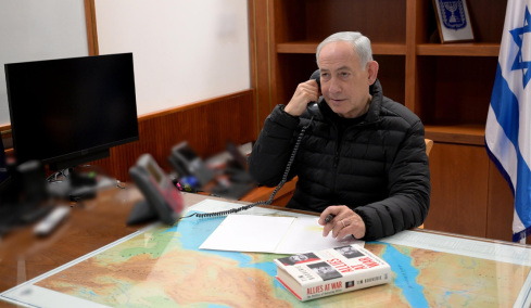 Φωτογραφία - μήνυμα του Νετανιάχου: Συνομιλεί με τον Τραμπ έχοντας μπροστά του χάρτη της Μέσης Ανατολής και το βιβλίο «Σύμμαχοι σε πόλεμο»