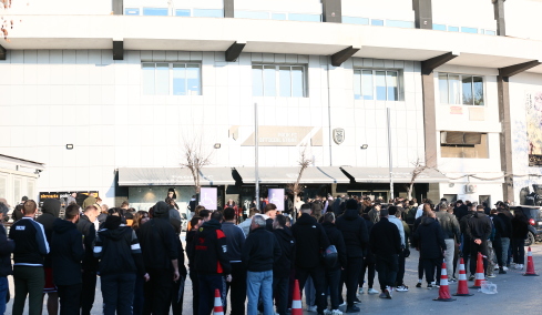 ΠΑΟΚ: Ουρές στην Τούμπα για την φανέλα των 100 χρόνων, φωτογραφίες 