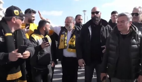Αποθεώθηκε ο Μάριος Ηλιόπουλος στην παραλία του Βόλου από τους οπαδούς της ΑΕΚ, βίντεο