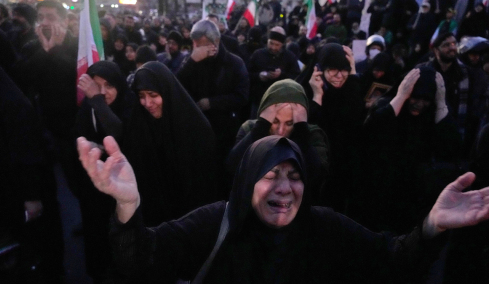 Μαζικό πένθος στο Ιράν μετά τον θάνατο του Αλί Χαμενεΐ