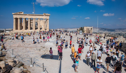 Με νέα ρεκόρ στον τουρισμό έκλεισε το 2025, για τρίτη διαδοχικά χρονιά