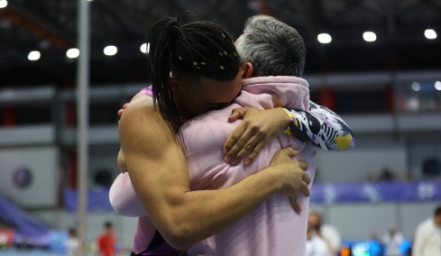 Εμμανουήλ Καραλής: Η αγκαλιά με τον πατέρα του που αξίζει... όσο ένα Παγκόσμιο Ρεκόρ, η κλήση του Μπούμπκα και ο Ντουπλάντις