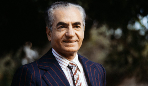 Η μέρα που ο Σάχης του Ιράν διοργάνωσε το πιο ακριβό πάρτι του 20ού αιώνα στη μέση της ερήμου: 50.000 νεκρά πουλιά και το βάζο με χώμα που πήρε μαζί στην εξορία