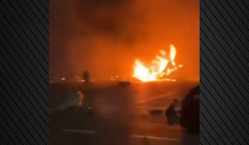 Πυρκαγιά στο λιμάνι του Ντουμπάι από συντρίμμια πυραύλου του Ιράν που αναχαιτίστηκε, βίντεο