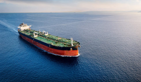 Reuters: Αλμα 10% στις τιμές του πετρελαίου πριν καν ανοίξουν οι αγορές, κοντά στα $80 το Μπρεντ μετά το χτύπημα στο Ιράν