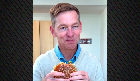 Αντιδράσεις για τον CEO των McDonald’s, ανέβασε βίντεο που δυσκολεύεται να φάει το Big Arch burger
