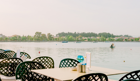 Εργασία εξ αποστάσεως στην ανοιξιάτικη, ολάνθιστη Ελλάδα
