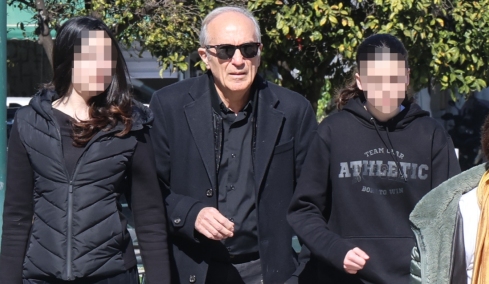 Συγκίνηση στο τελευταίο «αντίο» του Κώστα Νταλιάνη, συντετριμμένος ο αδερφός του Γιάννης