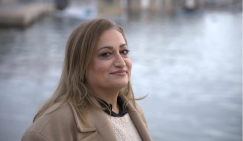 Η Σουνταμπέ, από το Ιράν, ζει στην Ελλάδα: «Περιμένω μόνο ένα “είμαστε καλά” – Μετά τον πόλεμο φοβάμαι μια “νίκη” χωρίς ελευθερία»