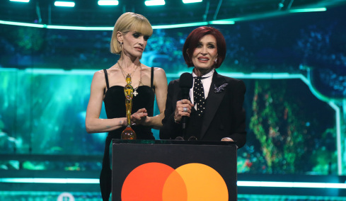 Η Κέλι Όσμπορν απαντά στα σχόλια για την αδυνατισμένη εικόνα της: Με χτυπάτε, ενώ είμαι ήδη πεσμένη