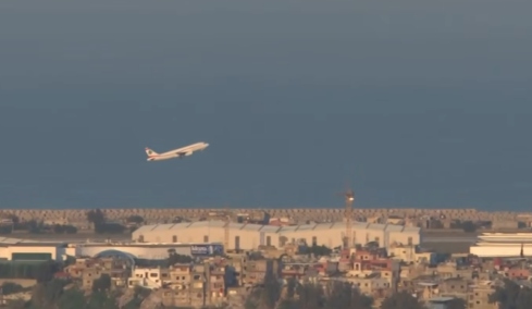 Επιβατικό αεροπλάνο απογειώνεται μέσα σε καπνούς και εκρήξεις στη Βηρυτό, δείτε βίντεο