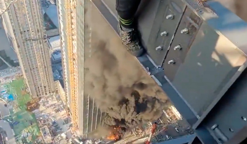 Τρομακτικό βίντεο: Κινέζοι εργάτες σε σκαλωσιά στο Τελ Αβίβ βλέπουν κτίριο από κάτω τους να έχει χτυπηθεί από πύραυλο