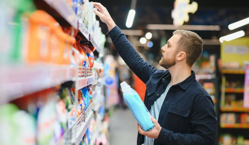 Τα «παντοτινά χημικά» μας γερνούν γρηγορότερα – Ποιοι είναι πιο ευάλωτοι
