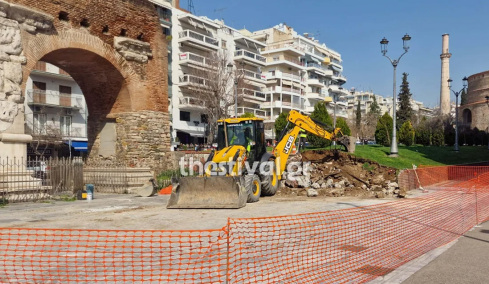 Γκρεμίστηκε το «τείχος της μουντζούρας» δίπλα από την Καμάρα στη Θεσσαλονίκη, δείτε βίντεο