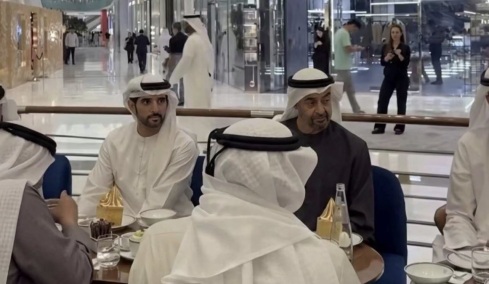 Ο πρόεδρος των Ηνωμένων Αραβικών Εμιράτων και ο διάδοχος του Ντουμπάι πήγαν για καφέ σε mall ενώ αναχαιτίζονταν drone από το Ιράν, δείτε βίντεο