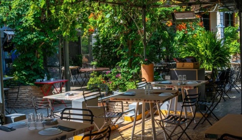 Οι αυλές της άνοιξης: Πού βγαίνουμε για καφέ και ποτό, τώρα που μεγαλώνει η μέρα