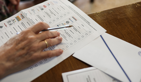 Με 201 «υπέρ» εγκρίθηκε η επιστολική ψήφος για τους απόδημους