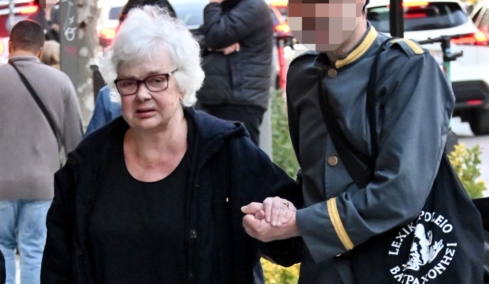 Η Ξένια Καλογεροπούλου έκανε βόλτα στο κέντρο της Αθήνας, δείτε φωτογραφίες